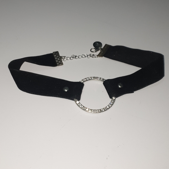 Black velvet and silver crystal o ring choker - Picture 2 of 9